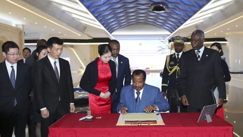 Paul biya en chine pour la signature d'un accord sur la fibre optique et l'informatique par wawey