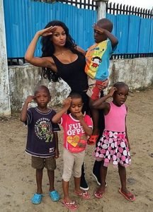 fanny ex di balotelli a Douala in camerun