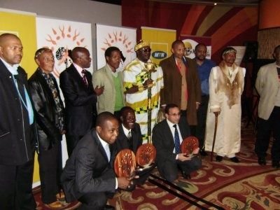 Sa Majeste Tchiffi Zie avec les laureats de l'organisation